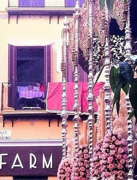 La_Antonias's tweet photo. La Semana Santa andaluza es emoción en estado puro. Esta imagen lo dise todo. http://t.co/iJODCR8R3Y