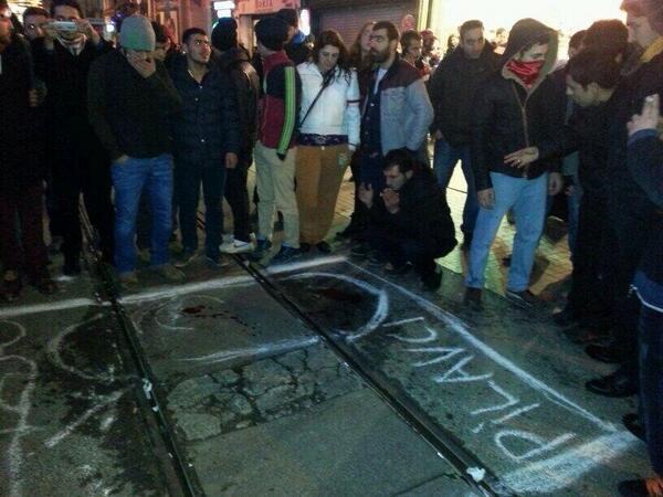TheCapulzadee's tweet photo. Taksim'de vurulan Pilavcı çocuğun durumu kötü.  Halk vurulduğu yeri çizdi.  Dua edenler var @ayagakalktaksim http://t.co/e6r6FBwta1