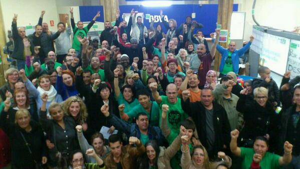 PAHC_Sabadell's tweet photo. Seguim. Seguirem. Ara mateix, a la seu del BBVA. http://t.co/LpCB8SqVjG