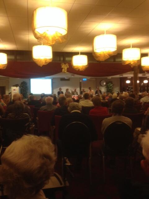 PenningsVught's tweet photo. Grote opkomst debat ouderen samen bij huize Theresia. http://t.co/6KVUmTzOEw