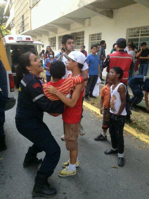 QUE esta FOTO se convierta en viral! CRIMEN de Lesa Humanidad! NIÑOS atacados por GN de #Venezuela 12M en la #UCV