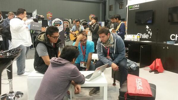 Contact_Chile's tweet photo. Startups trabajando y bandas chilenas tocando... así se ve el pabellón de Chile en #SXSW @wentru #SXSWChile http://t.co/RYvVasxXaE