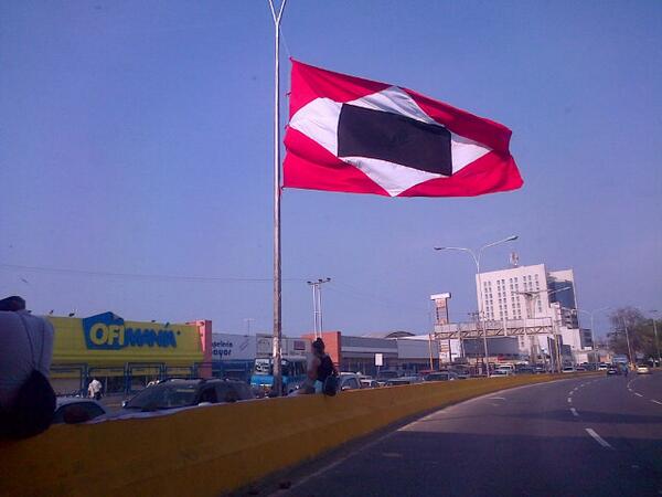 LaManuelaSaenz's tweet photo. #Anzoátegui bandera de guerra a muerte Distribuidor Fabricio Ojeda #13MSacaLaBasuraDeVenezuela  http://t.co/ZwwOvUZVDN