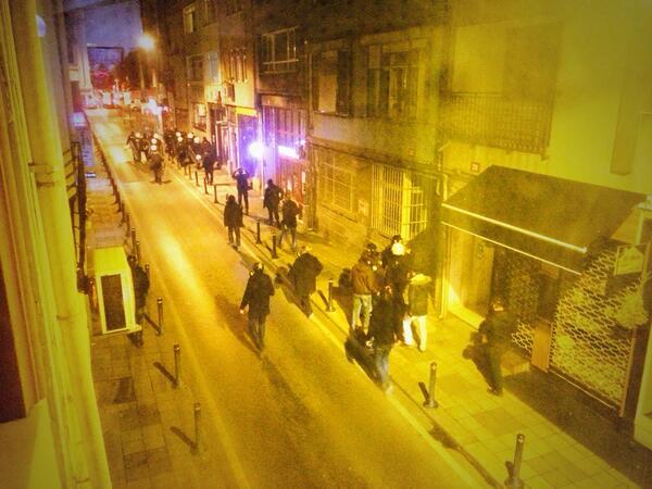 ayagakalktaksim's tweet photo. 22:50 #İstanbul #Moda - Sivil ve resmi polisler apartman girişlerini kontrol ediyor. @denizzugurlar http://t.co/oIZNaxuAMT v/ @140journos