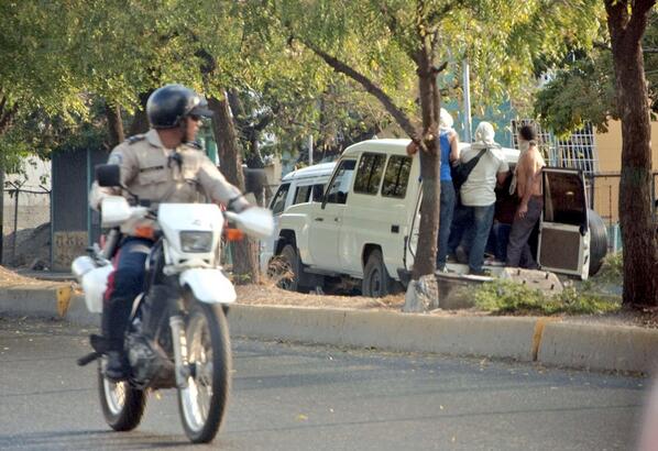 HenriFalconLara's tweet photo. Vean este vehículo oficial full de encapuchados, ante la mirada indiferente de un PNB. http://t.co/T7IZfyNbvH