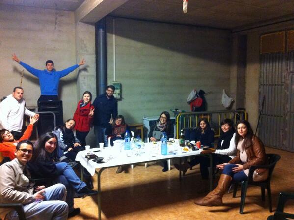 #LaFallaelFalloMola #elpollitopio  <a href="/EscriMataor10/">Ruben</a> . repartint papers per a la festa "tu cara me suena"