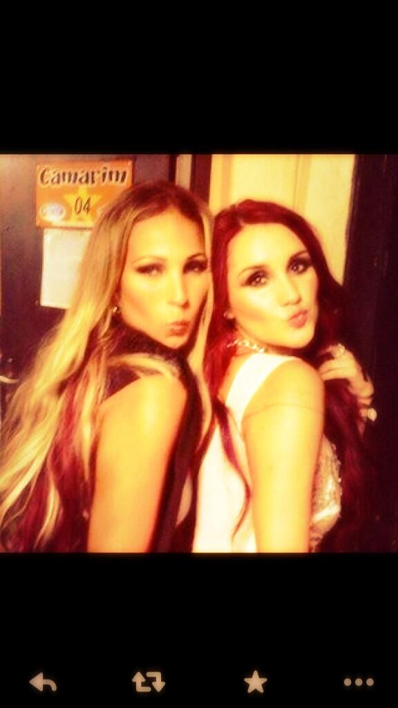 DulceMaria's tweet photo. "Beijinho no ombro" obrigada #valescapopozuda por compartir conmigo el palco 😘 http://t.co/oxEFc9bBL6