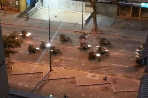 ahoravision's tweet photo. AHORA EN DIRECTO: Reportan grupos motorizados de la GNB cerca de Plaza Altamira, disparando a diestra y siniestra http://t.co/YReAVIBHam