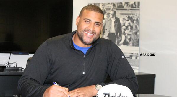 Raiders's tweet photo. The Oakland Raiders have signed unrestricted free agent T Austin Howard: http://t.co/UXO70Amn7W http://t.co/ZC9yiDlhPJ