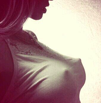 وفي اخر الليل ياخذني الحنين اليكي واتمنئ الارتماء بين احضانك  / شروووق 😘