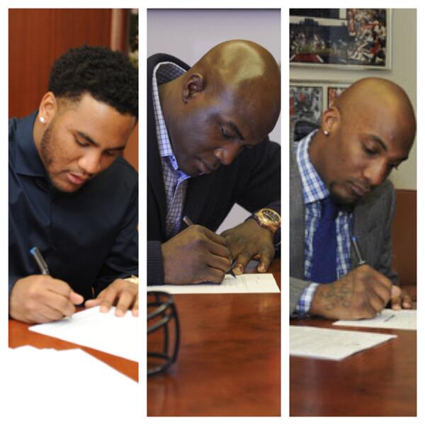 Broncos's tweet image. One day, three Pro Bowl free agents signed. Go behind the scenes: dbron.co/3xc.