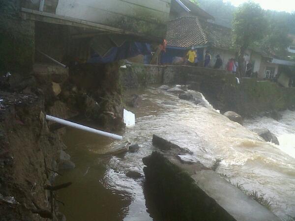 xkems's tweet photo. Kaum kidum ciwidey 8 rmh di bantaran terkikis sungai. satu rumah rata dgn tanah@aksibandung @GassorArie@ridwankamil http://t.co/rdzaaGwjU2