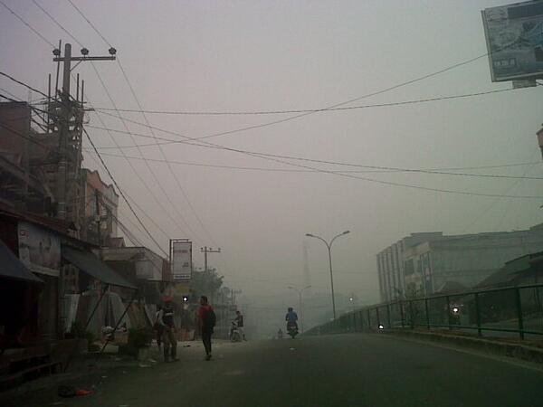 RealitaCom's tweet photo. Kabut asap di Duri Riau semakin parah ni http://t.co/OTjcLy0PzL