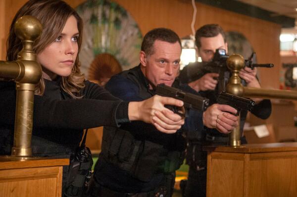 NBCChicagoPD's tweet photo. #ChicagoPD – NO ONE MOVE! @jesseleesoffer @SophiaBush http://t.co/btinmFdKsF