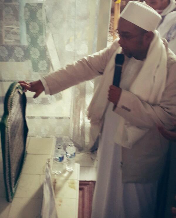 PemudaMNM's tweet photo. "@KhowariqilAdat: @HbHasanJafar berziarah kemagom alqutub alhabib abu bakar assegaf gresik http://t.co/wd9LyncWYt"