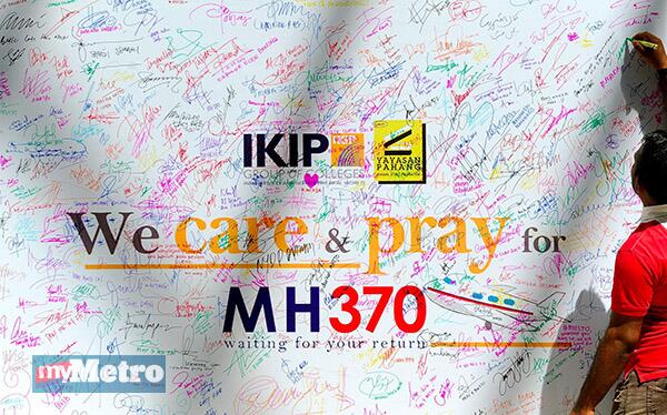 hmetromy's tweet photo. ORANG ramai menandatangani kain rentang 'Care and Pray for MH370' sebagai tanda sokongan #dimanaMH370. PIX Bernama http://t.co/6CGNC6la6F