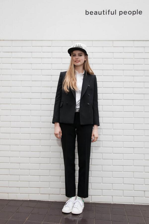 Beautiful People 公式 メンズの春夏スーツ素材の定番パナマを使ったビューティフルピープル今季一押しのセットアップ ベースボールキャップとシルバーのマニッシュなベルトとアディダスのスタンスミスで外したスタイリング お勧めです Http T Co