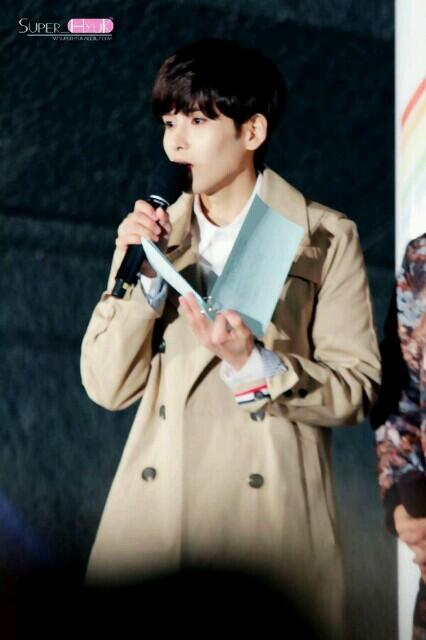 13elieveSG's tweet photo. [HD PIC] 140312 Sukira Open Studio - Adorable Ryeowook DJ holding the script! ^^ (Cr:@Super_Hyuk) http://t.co/KjGVDzquCy