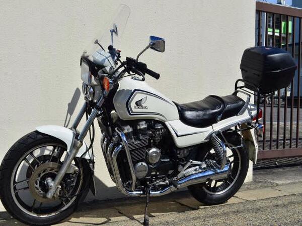 業者オークションで珍しい〜白のCBX650カスタムを見つけて買付ました