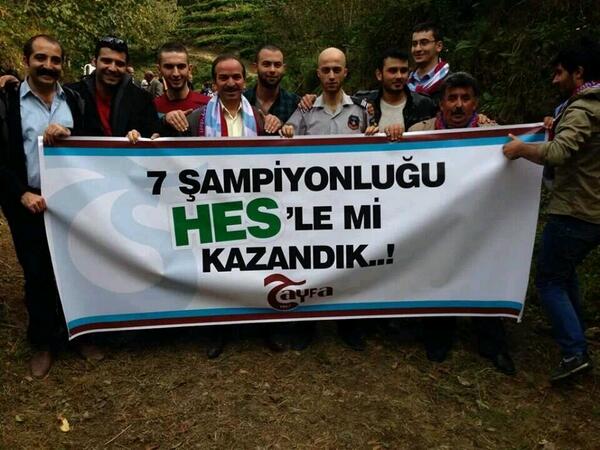 BizeHerYerTRB61's tweet photo. Bizum Hoca filmine gidenler bu pankartı hatırlarlar hala gitmeyen varsa mutlaka gitsin. @TayfaORG http://t.co/s1f0nlSvZb