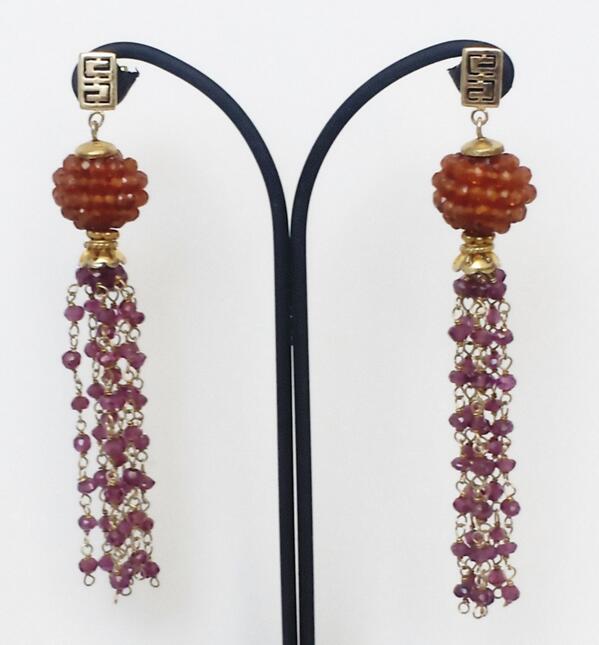 PENDIENTES FAROL CHINO:Pendientes largos en oro amarillo, Haulita naranja y colgantes de Rubi.goo.gl/OjrNwQ