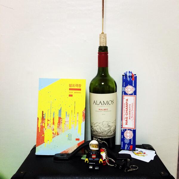 대청소 후 #나그참파 태우는 중! 인센스 홀더가 없어서 와인병에 세워둔건 안자랑.