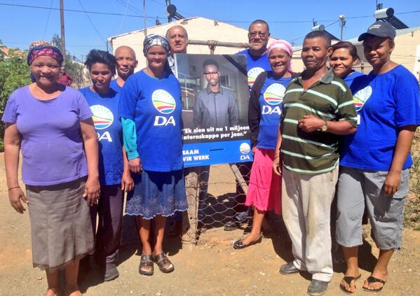 DABaviaans's tweet photo. Not enough poles in Rietbron. DA s @upporters proudly putting posters on their fences. @DAEasternCape @dbenson_ http://t.co/MEXSSbzped