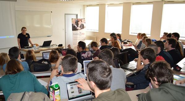 Evolutionnelles's tweet photo. C'était hier : Rebecca Harris parle d'entrepreneuriat à l' @escdijon dans le cadre d'@Evolutionnelles et @CWEChatham http://t.co/b2VQSqukXi