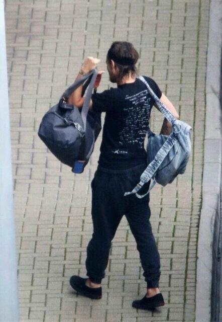 1DinesiaINA's tweet photo. Louis at Heathrow Airport http://t.co/JmiIpvab1f