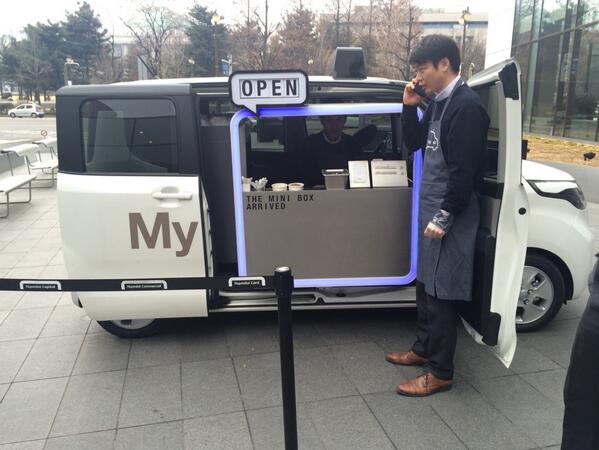 eunyoungstudio's tweet photo. iF 디자인어워드 커뮤니케이션 부문에서 금상받은 현대카드의 마이택시! 가끔 현대카드 본사 앞을 돌아다니며 스낵카로 변신한다는. 귀엽다 http://t.co/uZQaM5RpKa