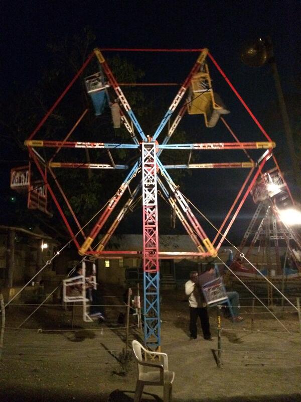FidelSoftech's tweet photo. さあ乗った乗った！
インドの観覧車は電力いらずです^^; http://t.co/HWZiPxaGVm