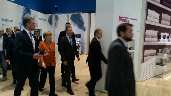 scsynergy's tweet photo. Unsere Kanzlerin Frau Merkel besucht sc_Cube auf dem Samsung Stand http://t.co/B3Os6yRejq