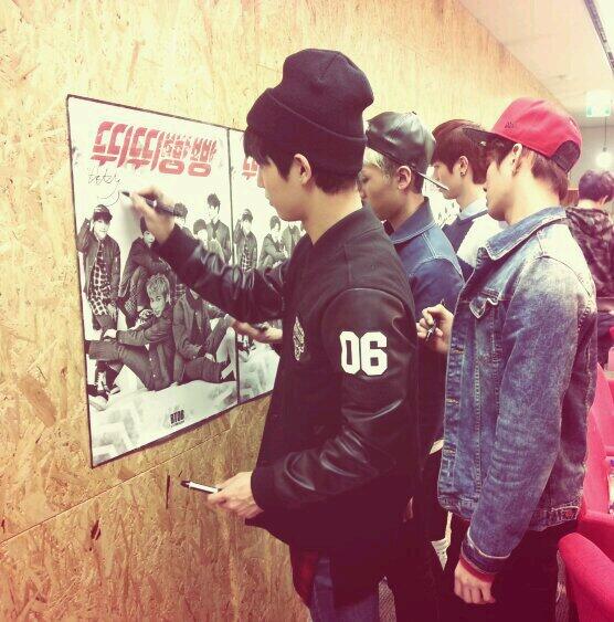 OfficialMwave's tweet photo. #BTOB is here and already signing posters for a few lucky fans! Going live in 2 minutes! http://t.co/jYfbUqugWm http://t.co/ARgIkoixXi