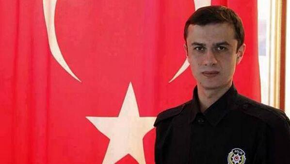 nedenttoldu's tweet photo. Tunceli'de gösteriler sırasında kalp krizi geçirip hayatını kaybeden şehit polis Ahmet Küçüktağ toprağa verildi. http://t.co/CkZp9i3dJg