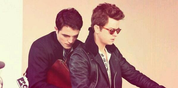 MallorcaCine's tweet photo. imagen de la película 'Life' dirigida por Anton Corbijn, Robert Pattinson (Dennis Stock) y Dane DeHann (James Dean). http://t.co/TBMWbe4Knm