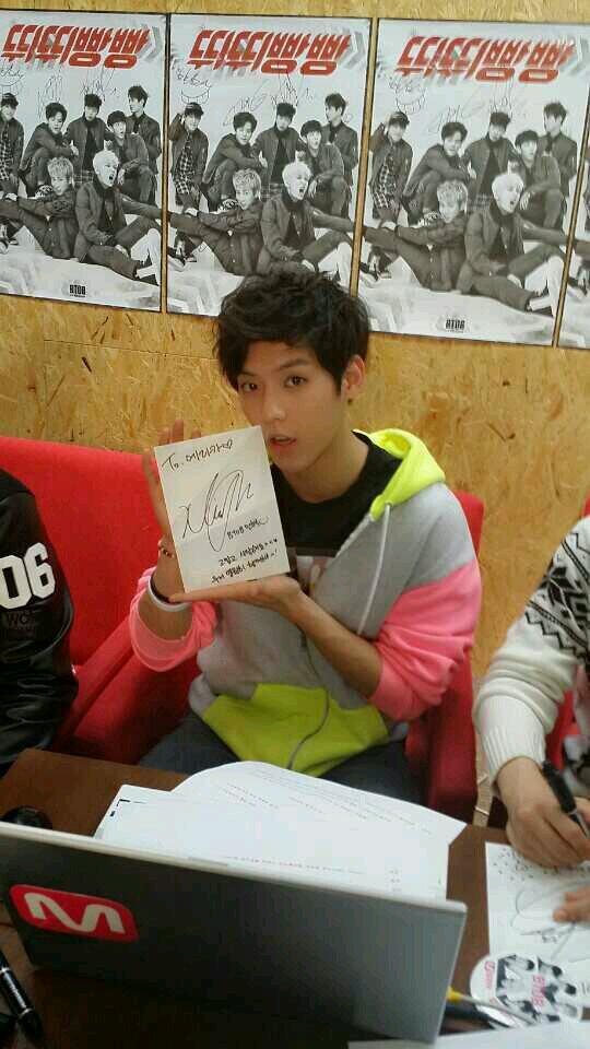 OfficialMwave's tweet photo. #BTOB Min Hyuk shows of his fresh autograph! http://t.co/jYfbUqugWm http://t.co/eTYKDN7jo0