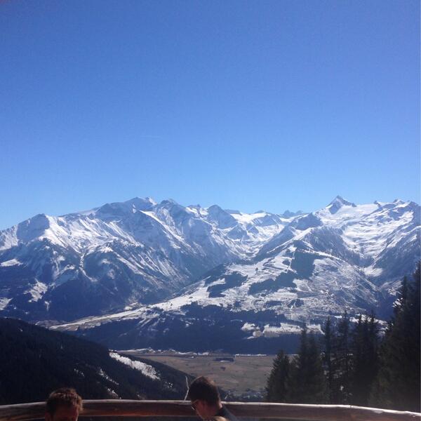 @Zell_Am_See_ski lunch at Pinzgauer Hütte... What a view towards the glacier and kaprun!!! #SpectacularLocation