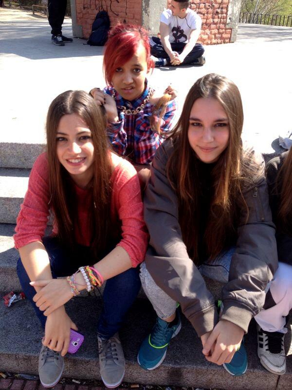 carmencita_sf's tweet photo. @albipachi @SeleneRamalLpez Algún día os ganaré con mi super pelo largo... JÁ! http://t.co/FdVg6m2sjn