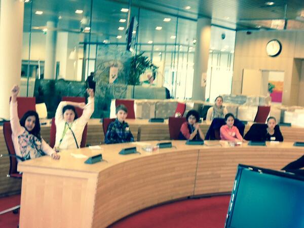 In debat met kinderraad van basisschool De Kraal in de raadszaal:, hun vragen: veiligheid, speelplaatsen en wonen.
