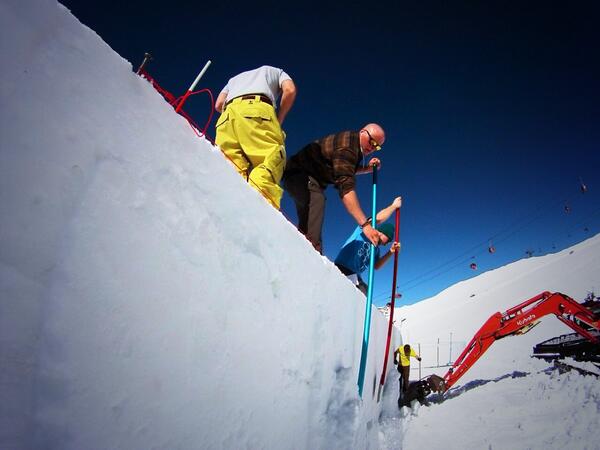 Mottolino's tweet photo. LIVE! Gli shaper di #Schneestern alle prese con il primo gigantesco muro del castello! @NineKnights http://t.co/cIkKZQBAjO