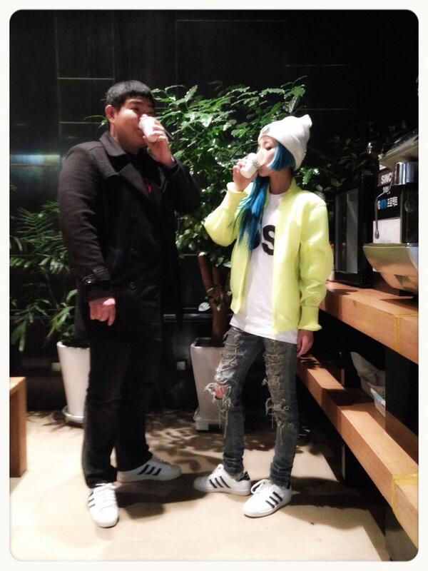krungy21's tweet photo. 요즘 너무 스케줄도 많고 연습할것도 많지만 무대에 설수있고 블랙잭과 자주 만날수있어서 너무 행복한 시기에요~ +.+ 안무연습후 짱매와 함께 우유 한잔의 여유를 즐기는데... 커..커신이네 컥! #너아님안돼 http://t.co/zu5avvYNZW