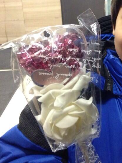 smallcommer's tweet image. 지난 주 초등학교 입학하더니 ㅋ 짝꿍이 맘에 든다나 ㅋ 짝꿍을 위한 사탕^^