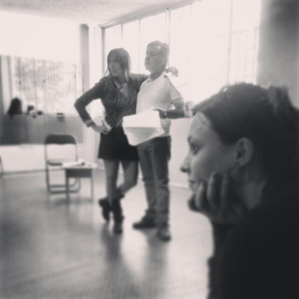 EliasGarayC's tweet photo. @cataolcay y Pato Torres en ensayo de TeatroEnChv.  La @Mal mira http://t.co/JKjArkiw6I