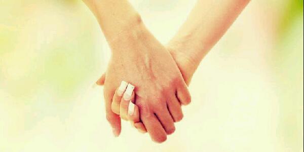 Sederhana,cuma ingin gandengan  tangan aja :(