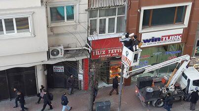 ForumEskisehir's tweet photo. #Eskişehir | Büyük Otel'in önüne yeni mobese takıyorlar, Halkın gücü neler yaptırıyor dün megofon bugün mobese! http://t.co/cZkJRYjd1U