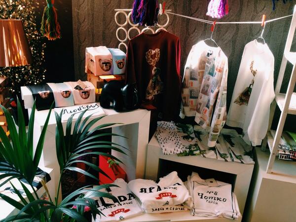 Christmas_PopUp's tweet photo. Visi t-krekli 30€, legingi: 34€, džemperi: 55€ . Qooqoo popup sale šodien līdz 21:00! http://t.co/axRLFcfevT