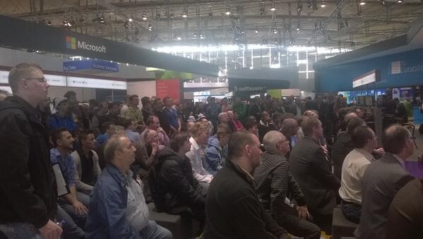 SenorFlo's tweet image. Volles Publikum beim Vortrag von @heikeritter #Cebit #microsoftadding