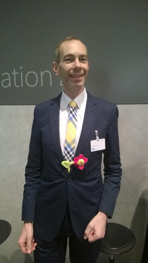 SenorFlo's tweet image. Flower Power mit Kollege Andre Hansel #Cebit #microsoftadding