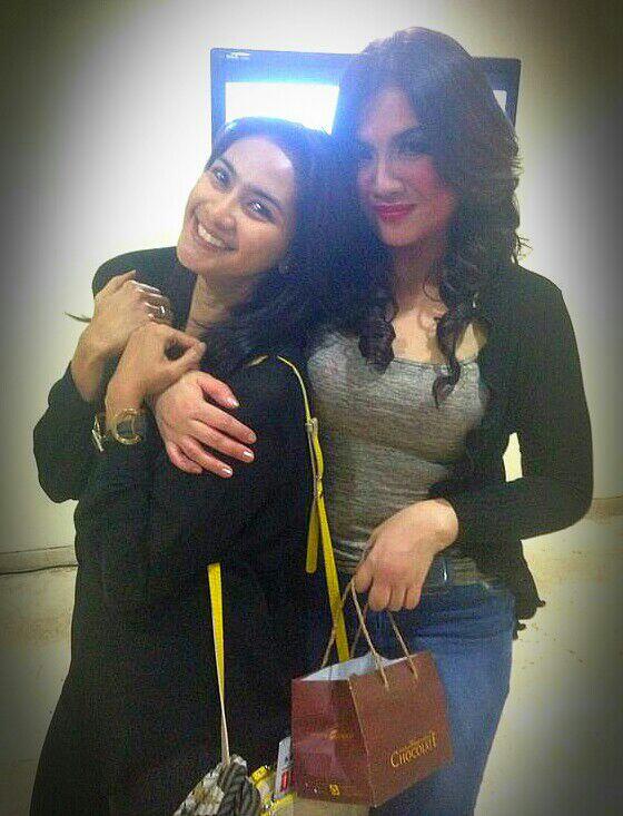 mpokmod's tweet photo. Zaenab abis nonton Sarah pentas Demonstran @TeaterKoma :-) http://t.co/E7zyFVmjR1