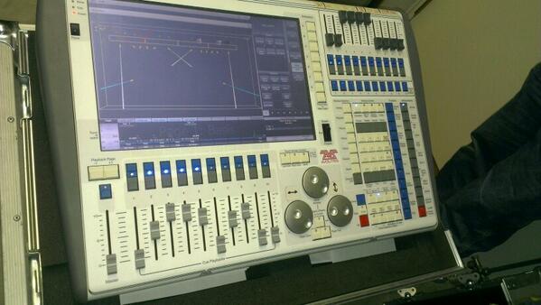 Pearl Tiger Touch programmeren met <a href="/BlackLightArjan/">Arjan (Black Light)</a> voor show <a href="/bigbirdband/">BigBird</a> #mooi